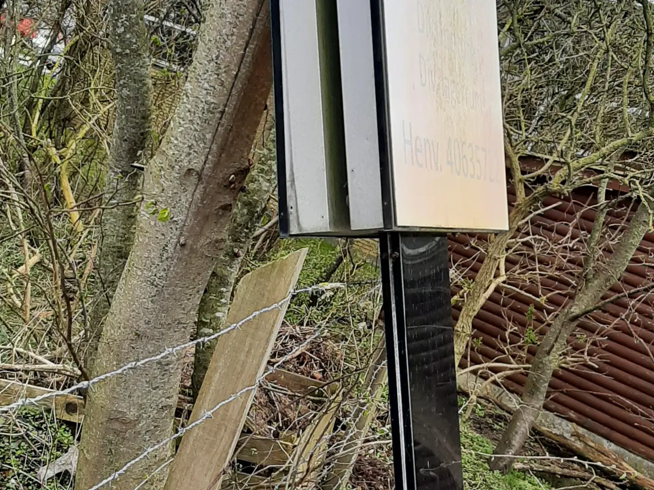 Billede 2 - Lysskilt og reklameskilt samt 1 betonsokkel flagst