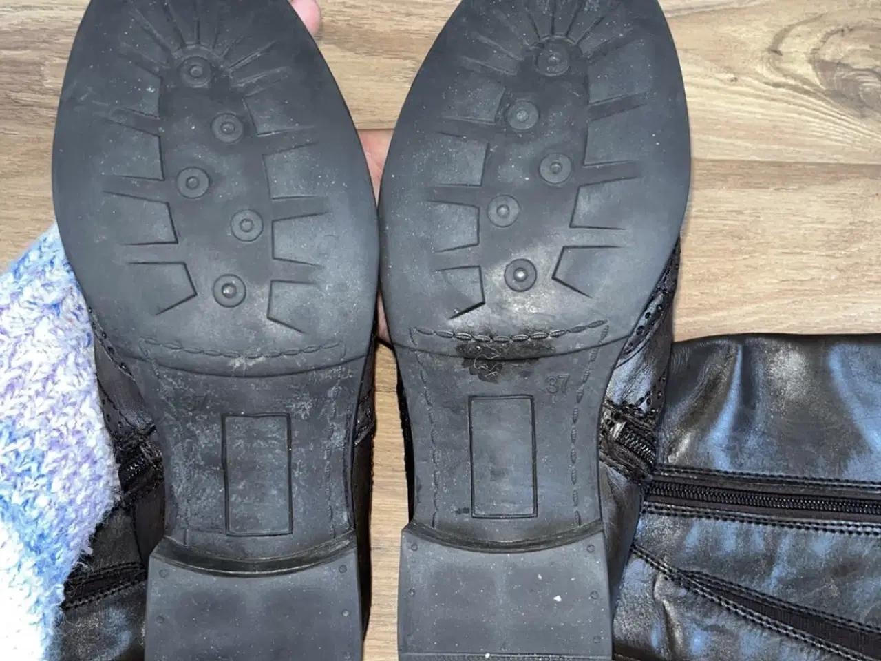 Billede 3 - Sorte støvler med hæl