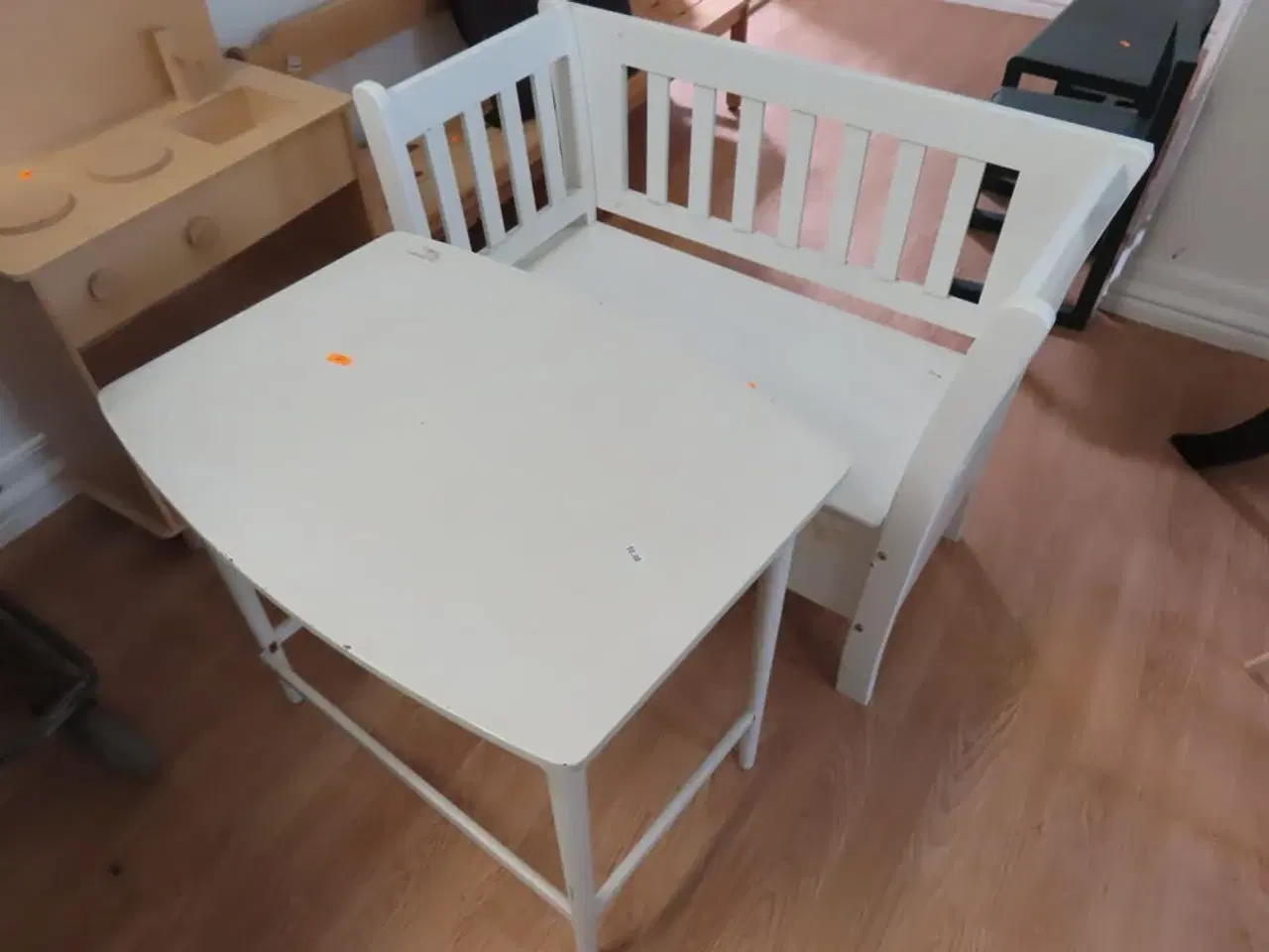 Billede 1 - Bord og bænk i træ til børn