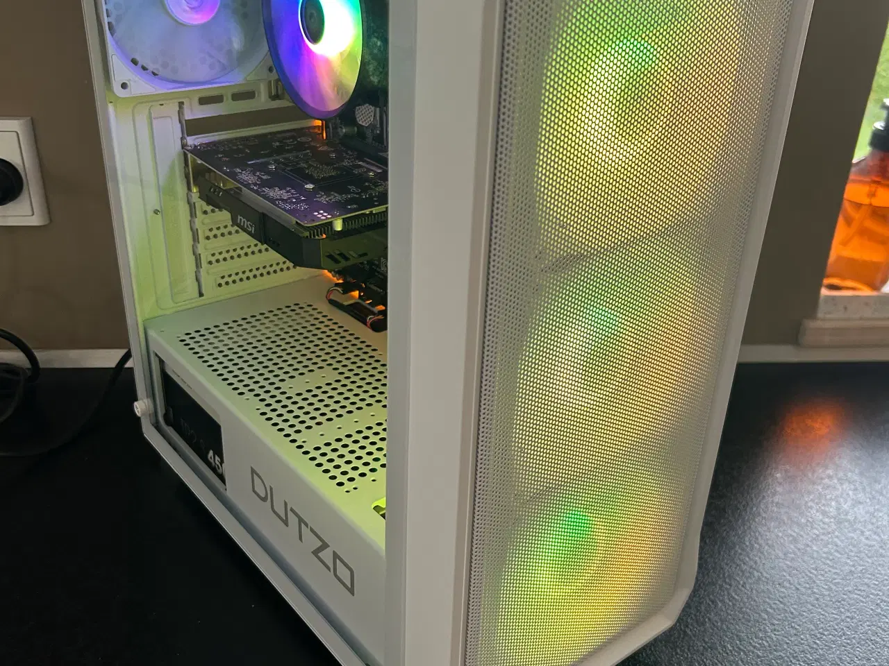 Billede 3 - 💻 Stilet RGB Gaming-PC – perfekt til eSport og kl