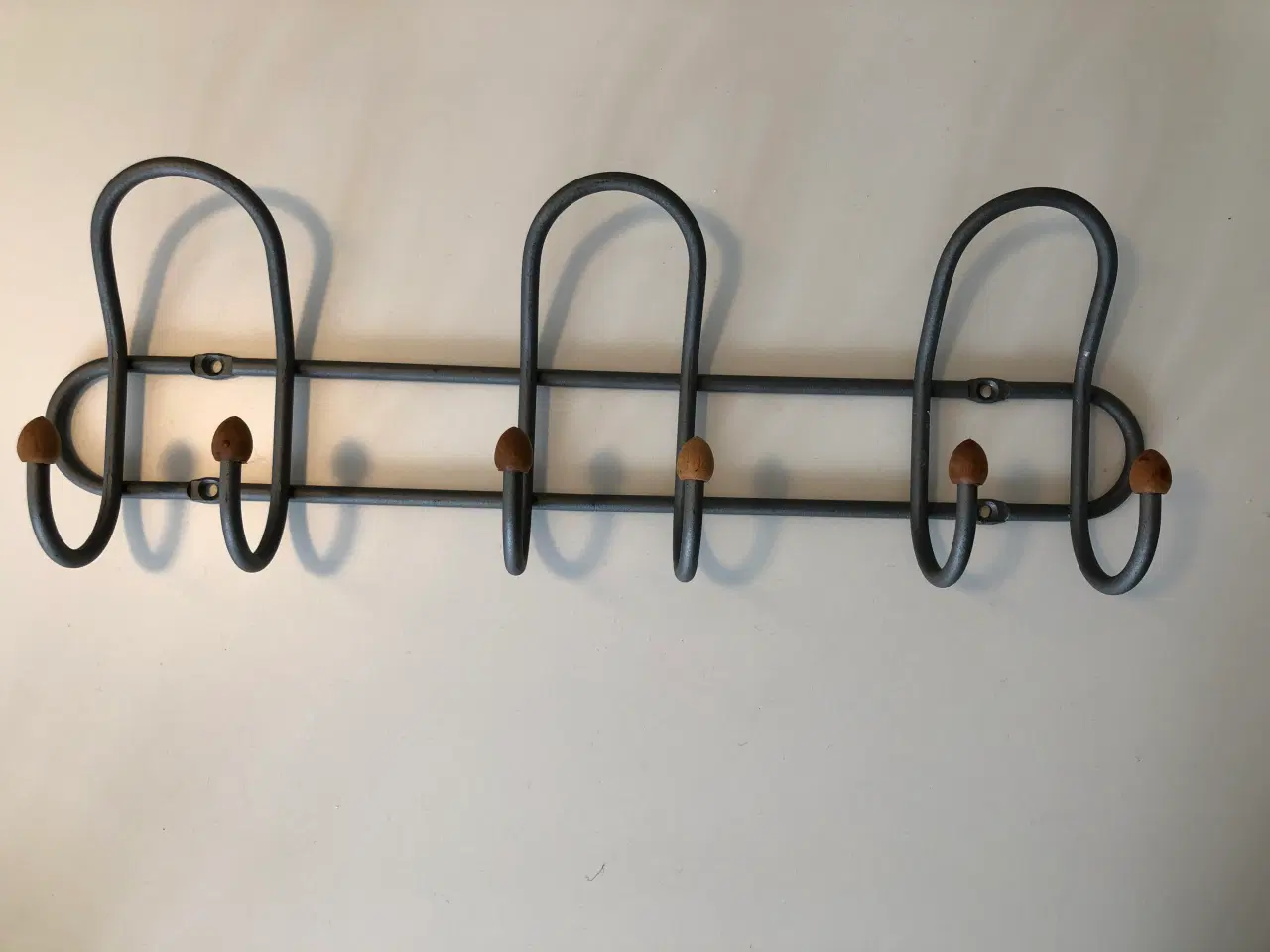 Billede 1 - Knagerække i metal, med "træ-dutter"