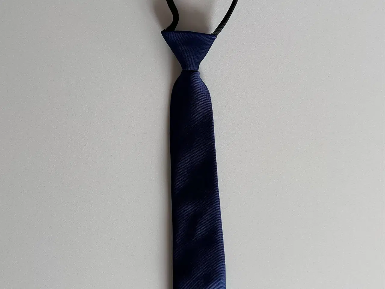 Billede 1 - H&M bundet slips til barn