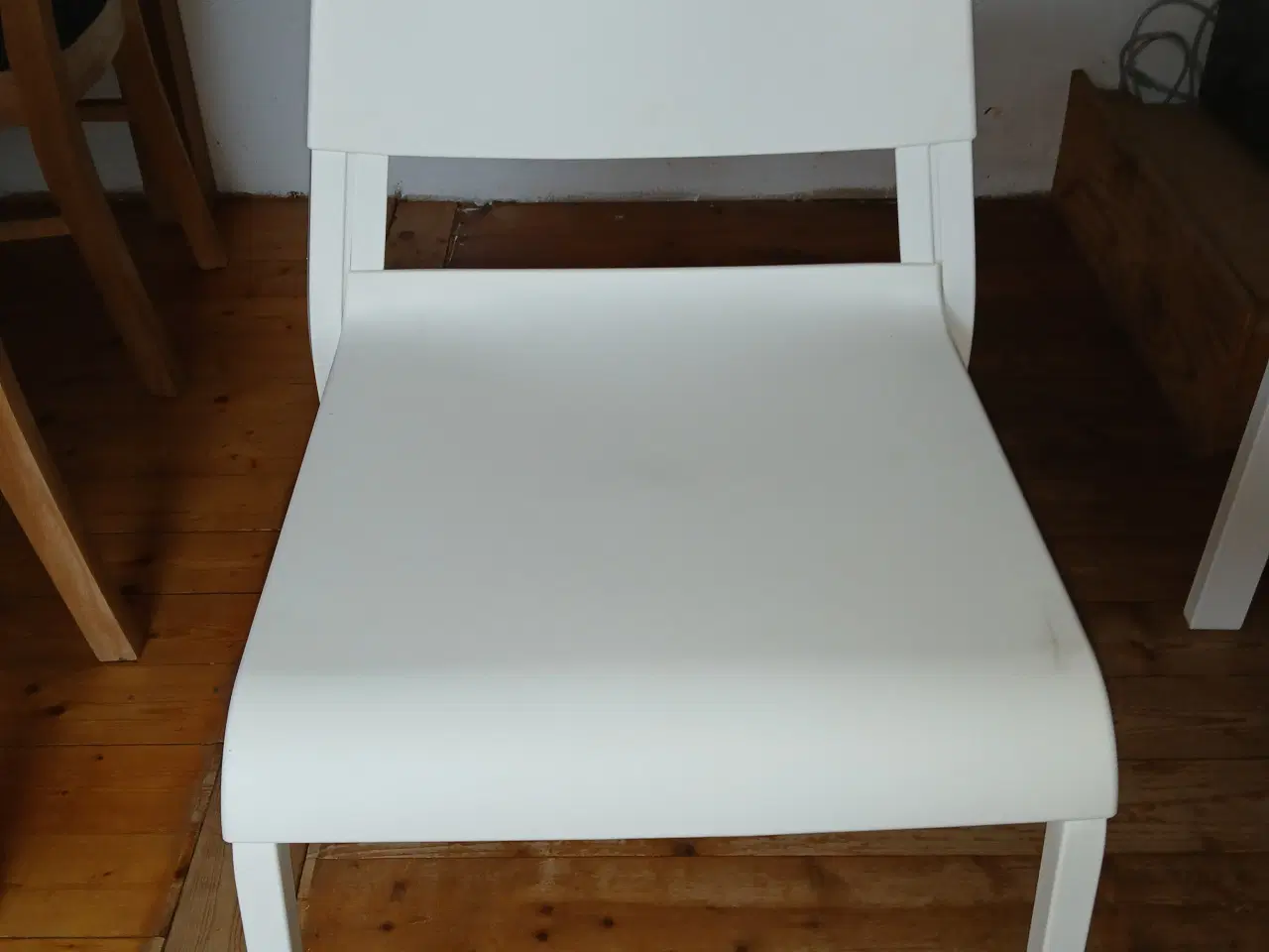 Billede 2 - Spisebord med udtræk og 4 stole
