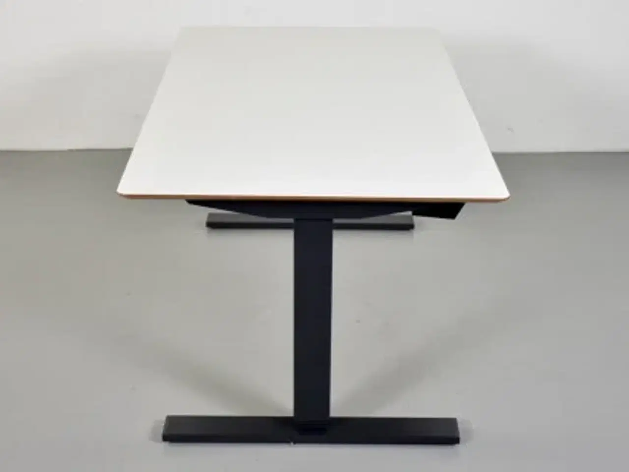 Billede 2 - Scan office hæve-/sænkebord med hvid laminat, 140 cm.
