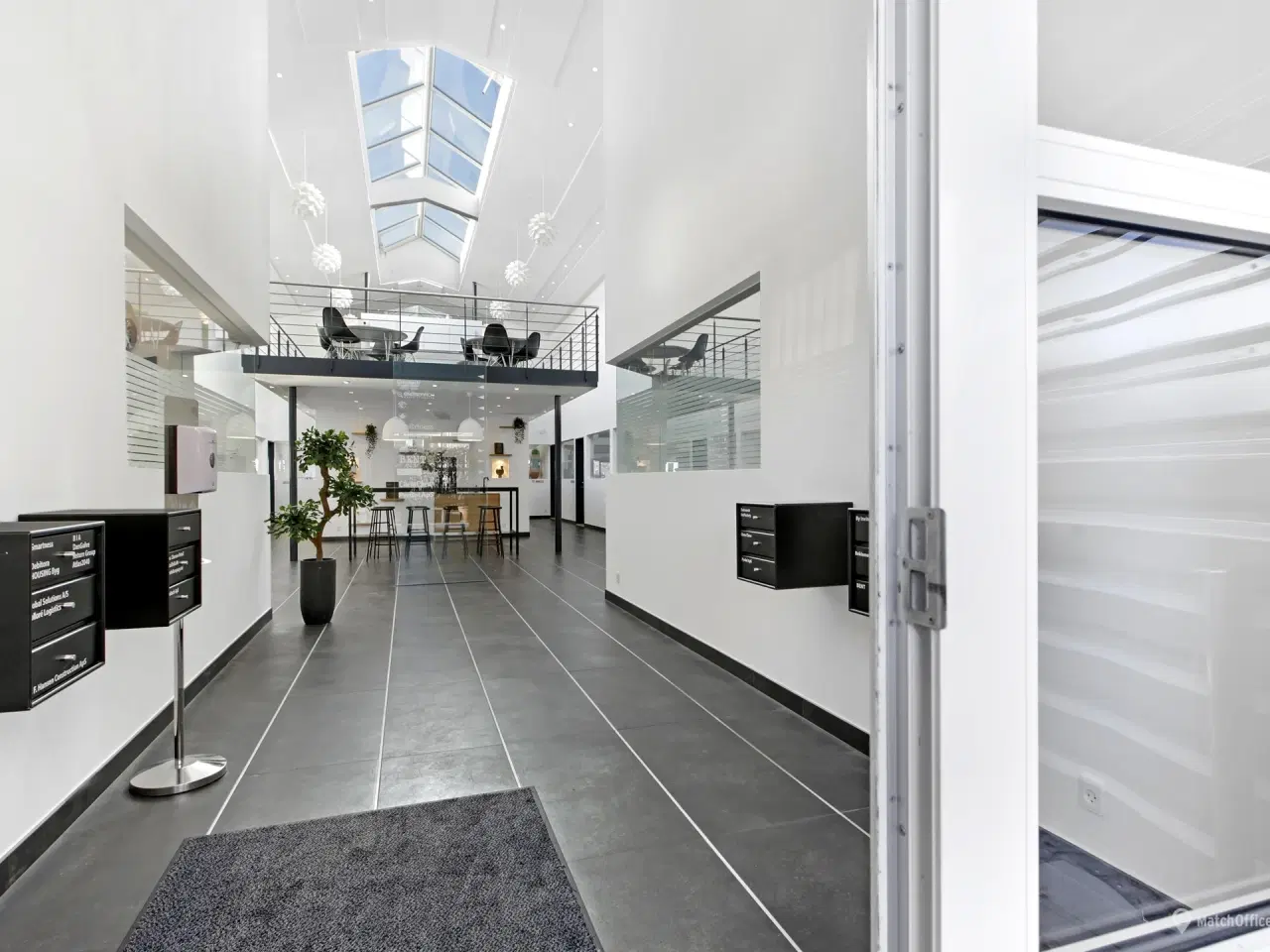 Billede 13 - Yderst indbydende kontor med højt til loftet samt fantastisk lysindfald som også indeholder mødelokale eller et lille kontor - Ring for mere info👍🏼