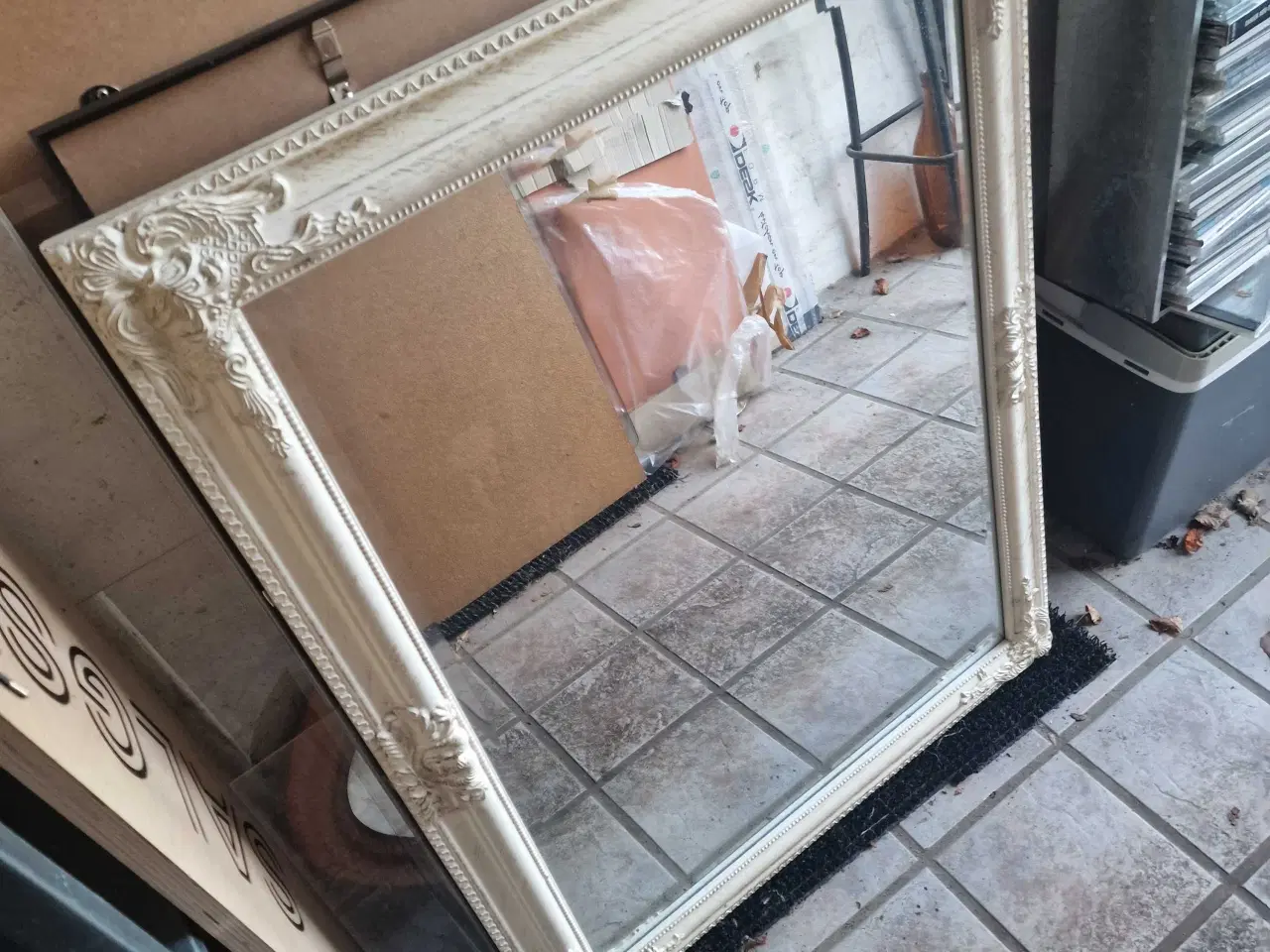 Billede 1 - Vægspejl i hvidt cisseleret træ