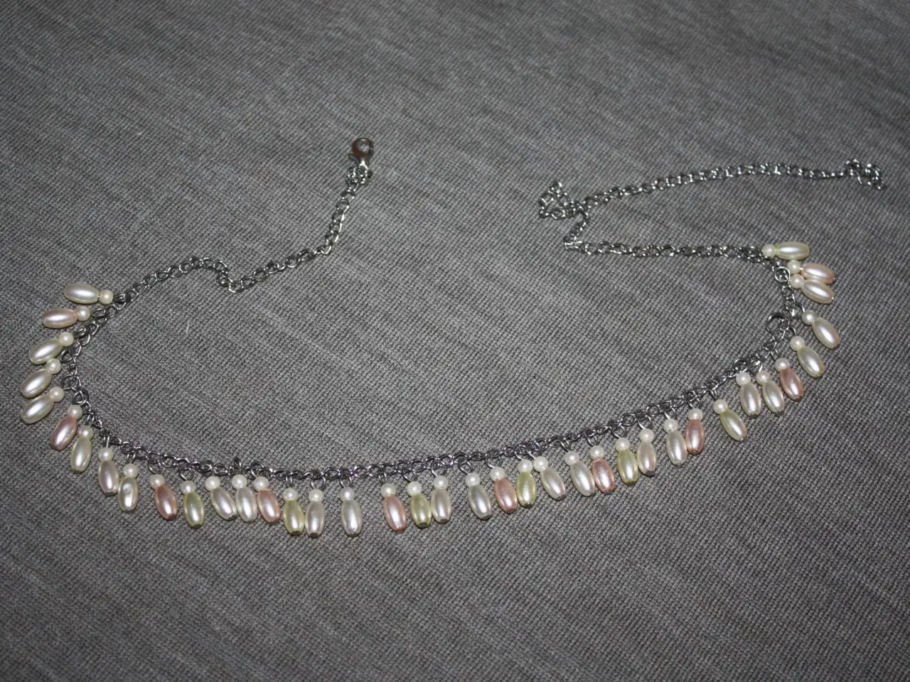 Billede 1 - Halskæde med syntetiske perler længde 57 cm