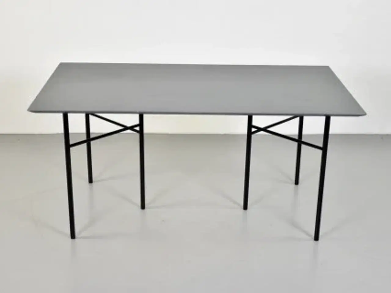 Billede 1 - Mødebord fra ferm living med grå plade og sort stel