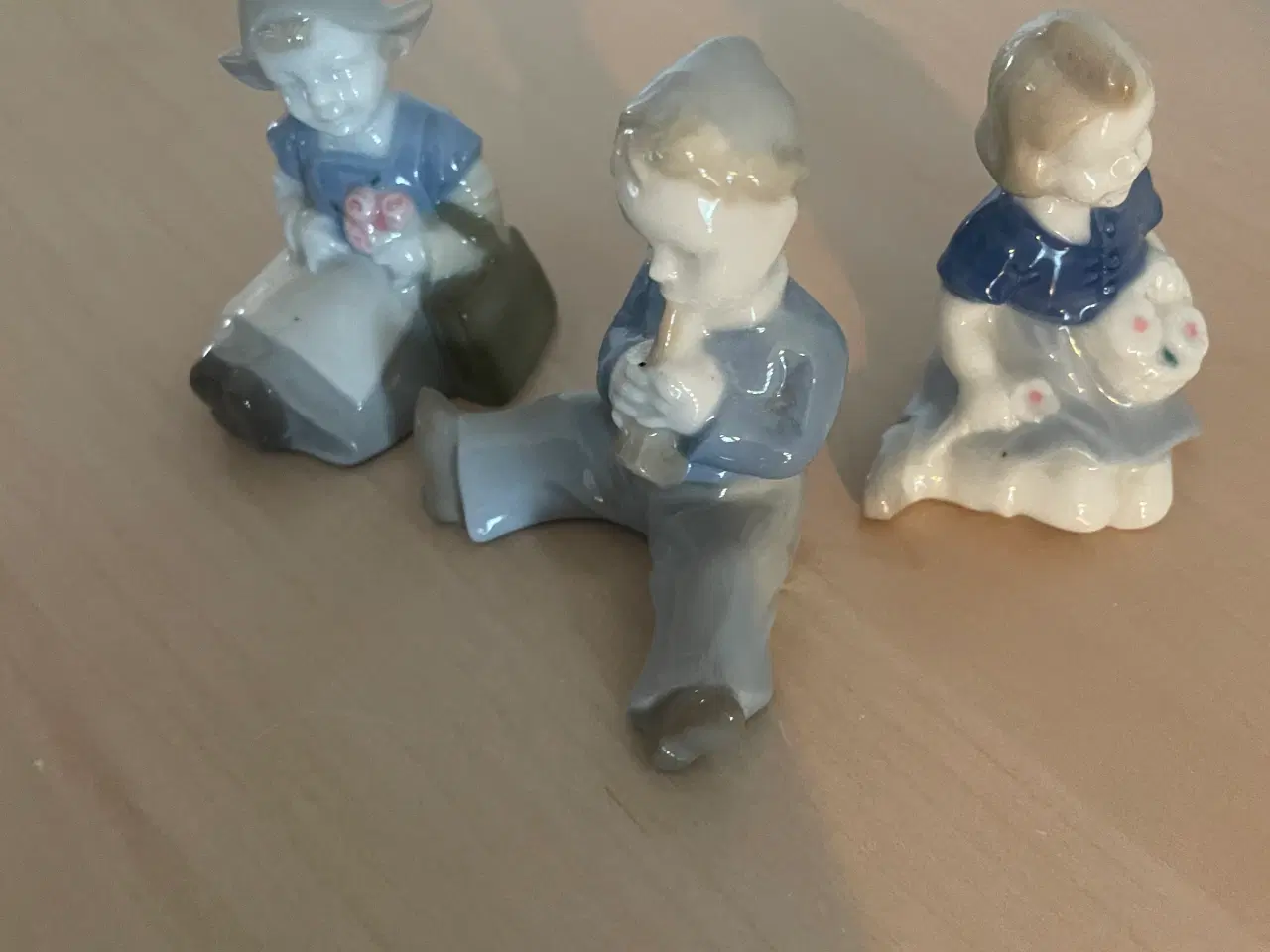 Billede 2 - Tre små flotte porcelænsfigurer