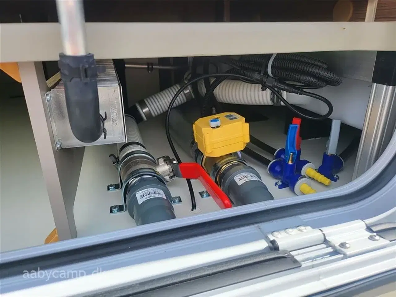 Billede 23 - 2024 - Euramobil Integra 890 QB   Eura Mobil Integra I 890QB - Alde - Klima - Markise - Lithium batteri &amp;amp;amp;amp;amp;amp; Solar
