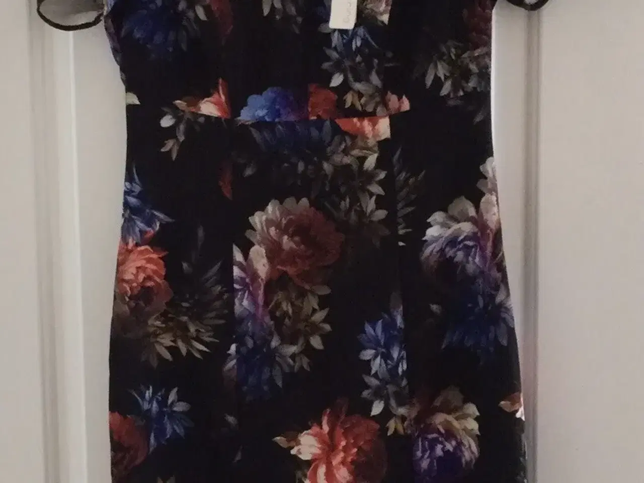 Billede 4 - kjole med blomster fra Debenhams/størrelse 42