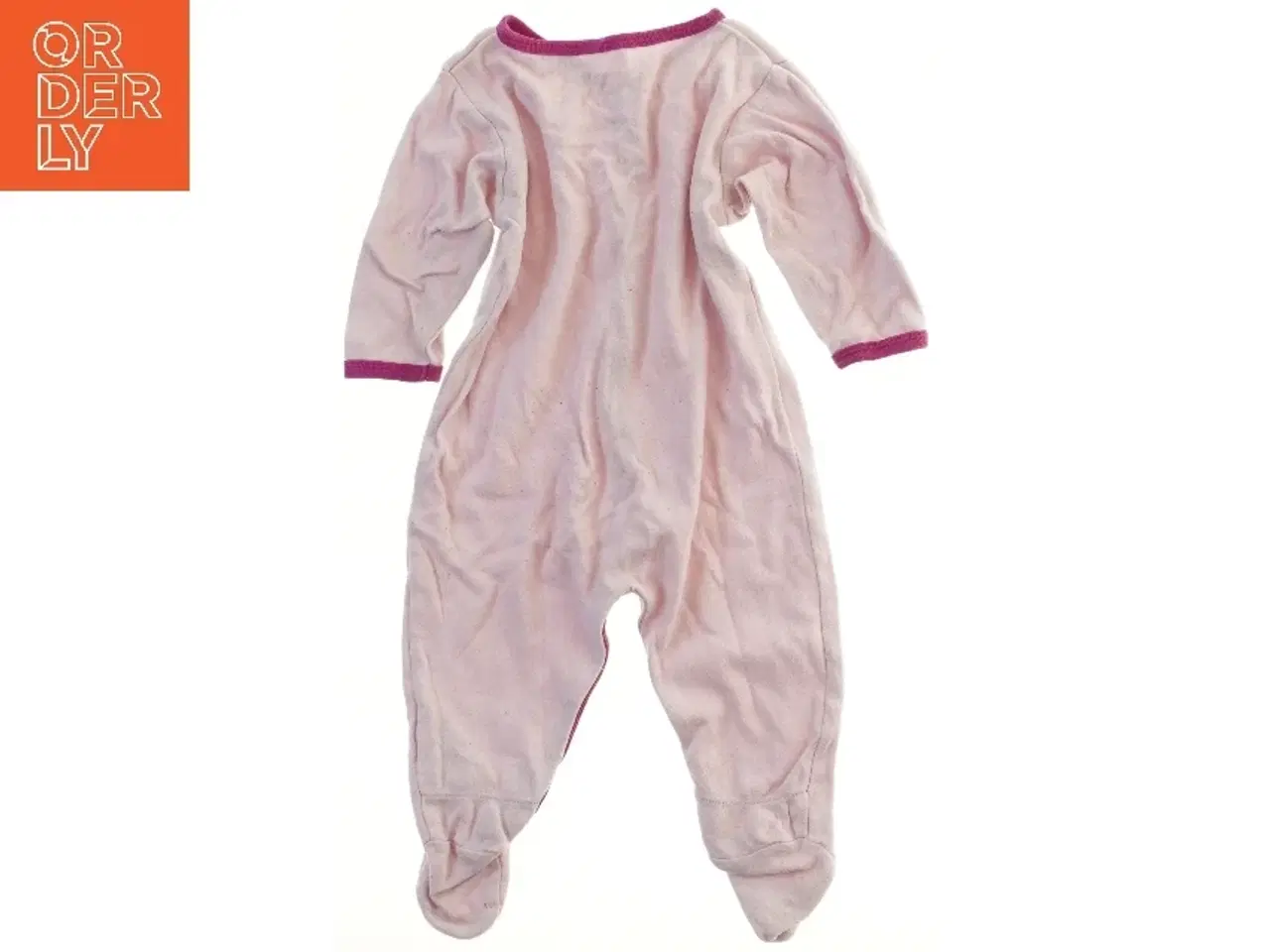 Billede 2 - Lyserød sparkedragt med lilla kant (str. 68)