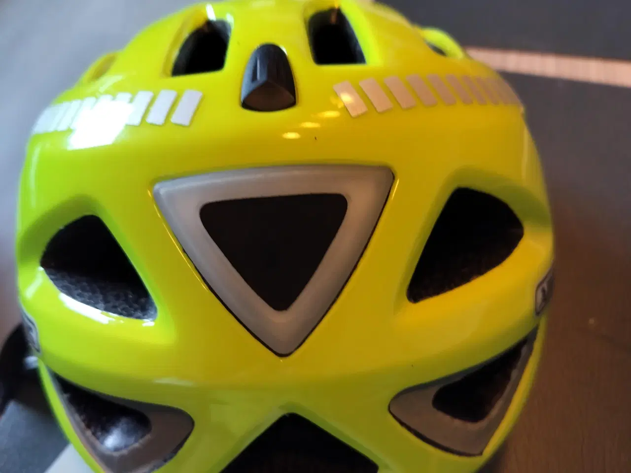 Billede 4 - Cykelhjelm neon gul,med beskyttelseshætte med lys.