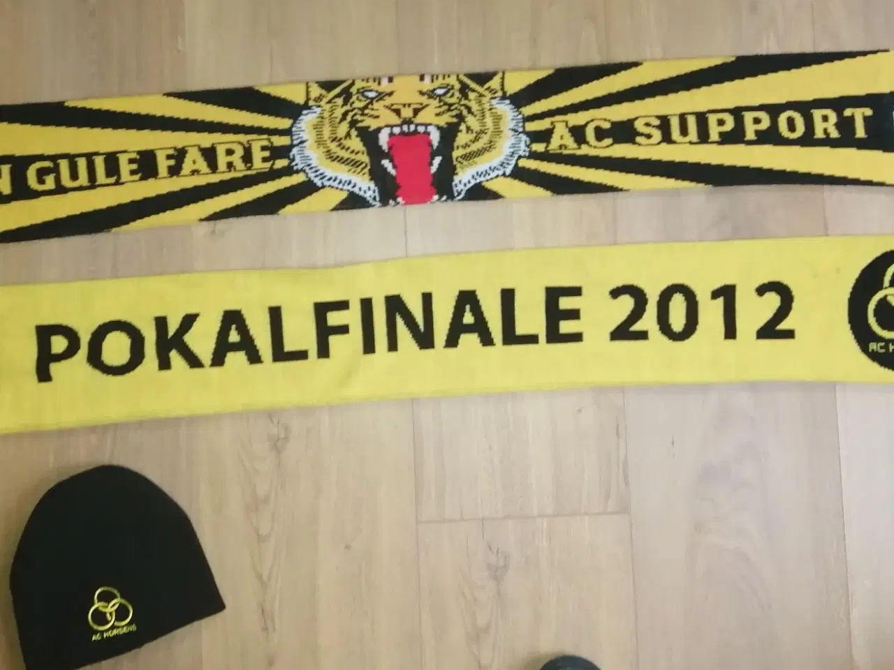 Billede 1 - 2 AC HORSENS HALSTØRKLÆDER OG STRIKHUE