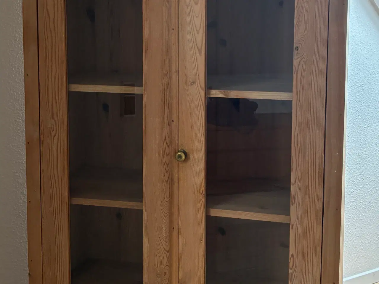 Billede 1 - Vitrineskab i fyr m hylder og glaslåger, meget anv