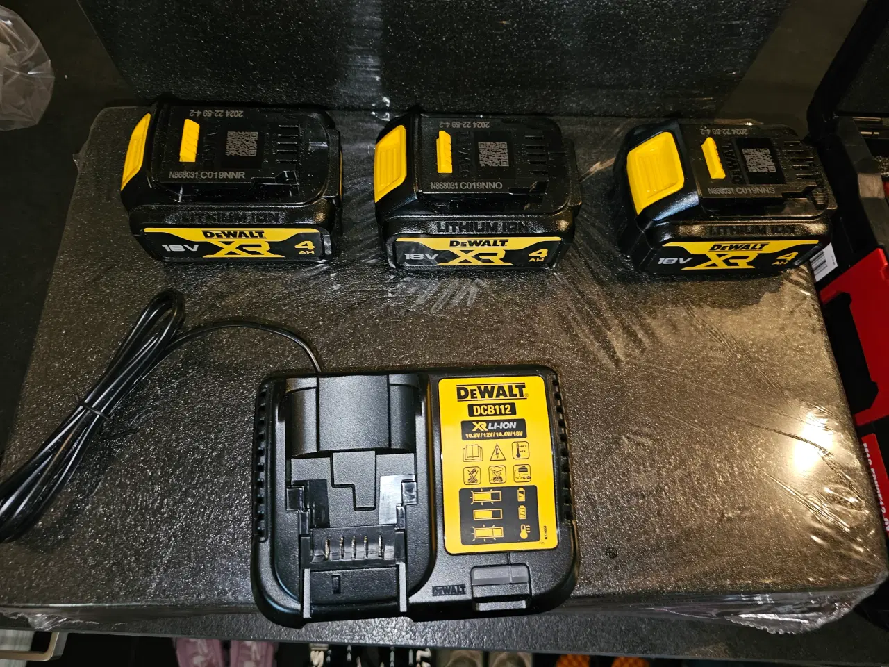 Billede 1 - DEWALT 4 AMPERE BATTERI OG LADER