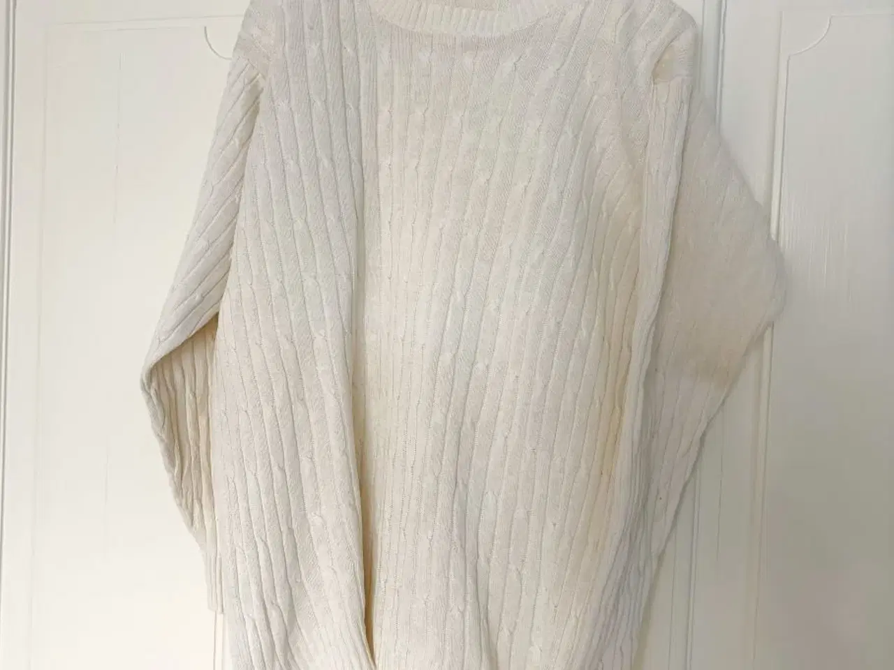 Billede 1 - Tennis-sweater med snoninger. Str. 46-48.