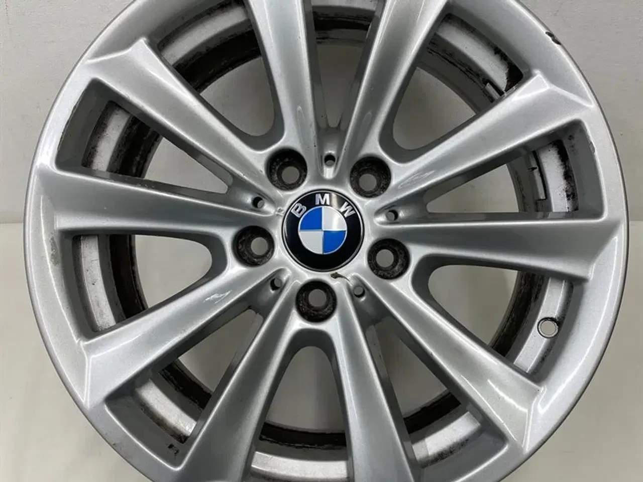 Billede 3 - 17" Org. BMW alufælge uden dæk "V speiche 236" A64497 BMW E90 E91 E92 E93 E90LCI E91LCI E92LCI E93LCI F10 F11 F12 F13 F06 GC F10 LCI F11 LCI F06 GC L