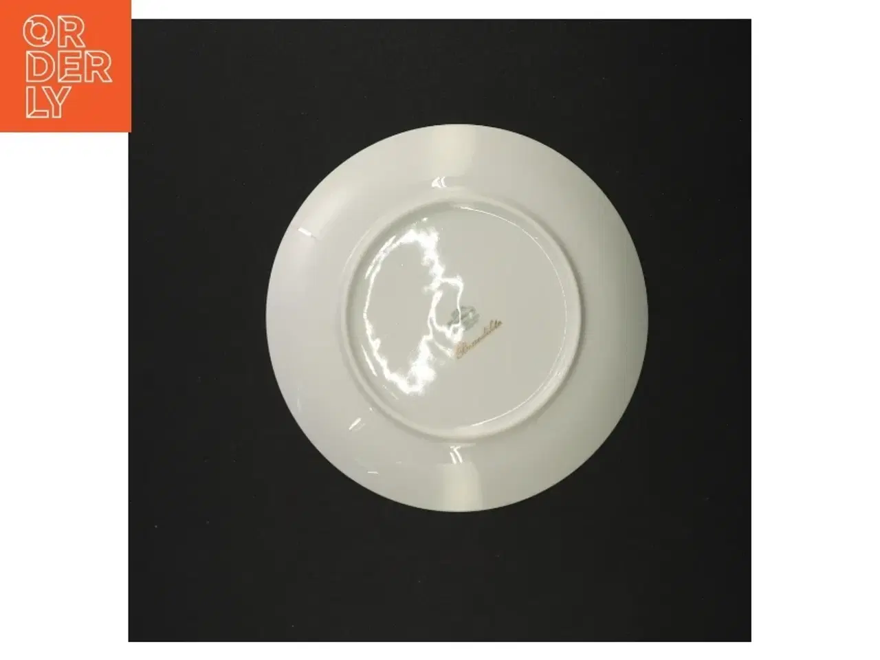 Billede 4 - Porcelænstallerkener med blomsterkant fra Benedikte (str. Diameter 17 og en halv cm)