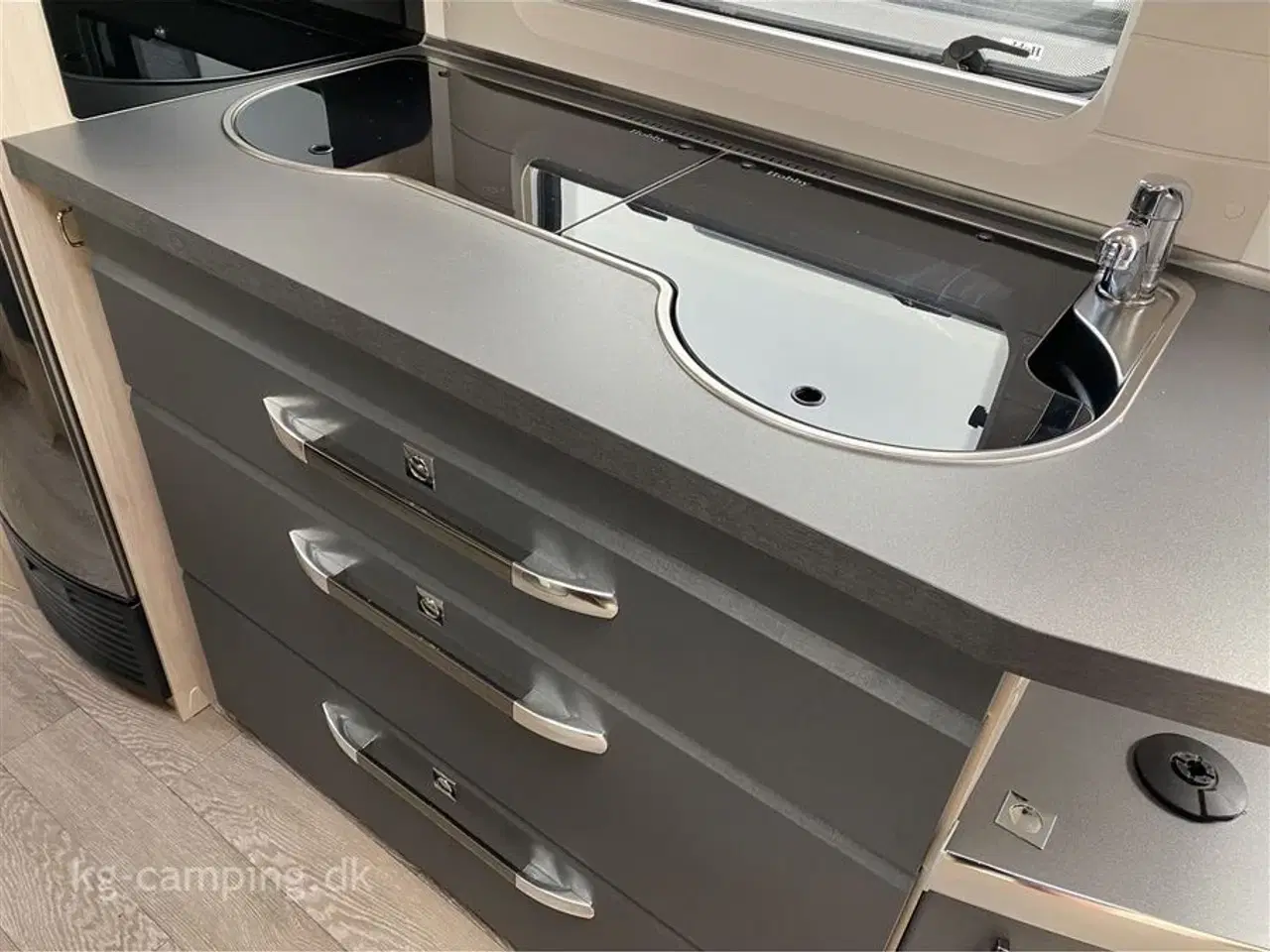 Billede 5 - 2020 - Hobby De Luxe Edition 650 KMFe   Velholdt køjevogn til den store familie