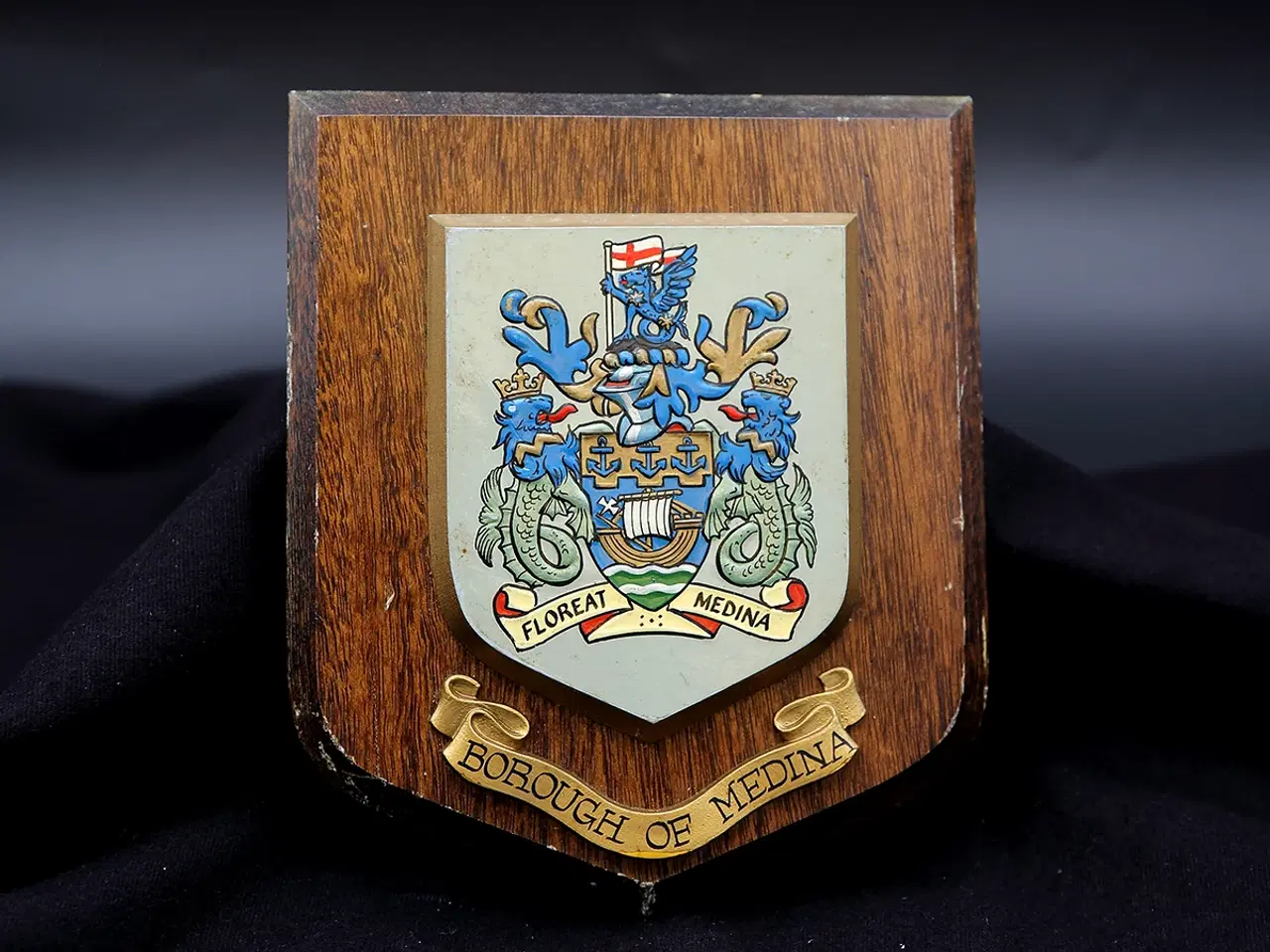 Billede 1 - Borough of Medina vintage træskjold