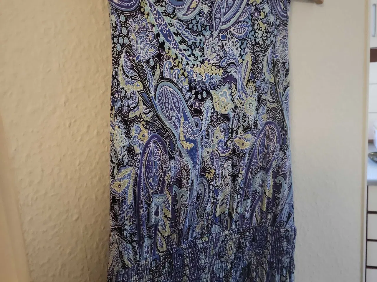 Billede 11 - Lang Blå Kjole Med Mønstre