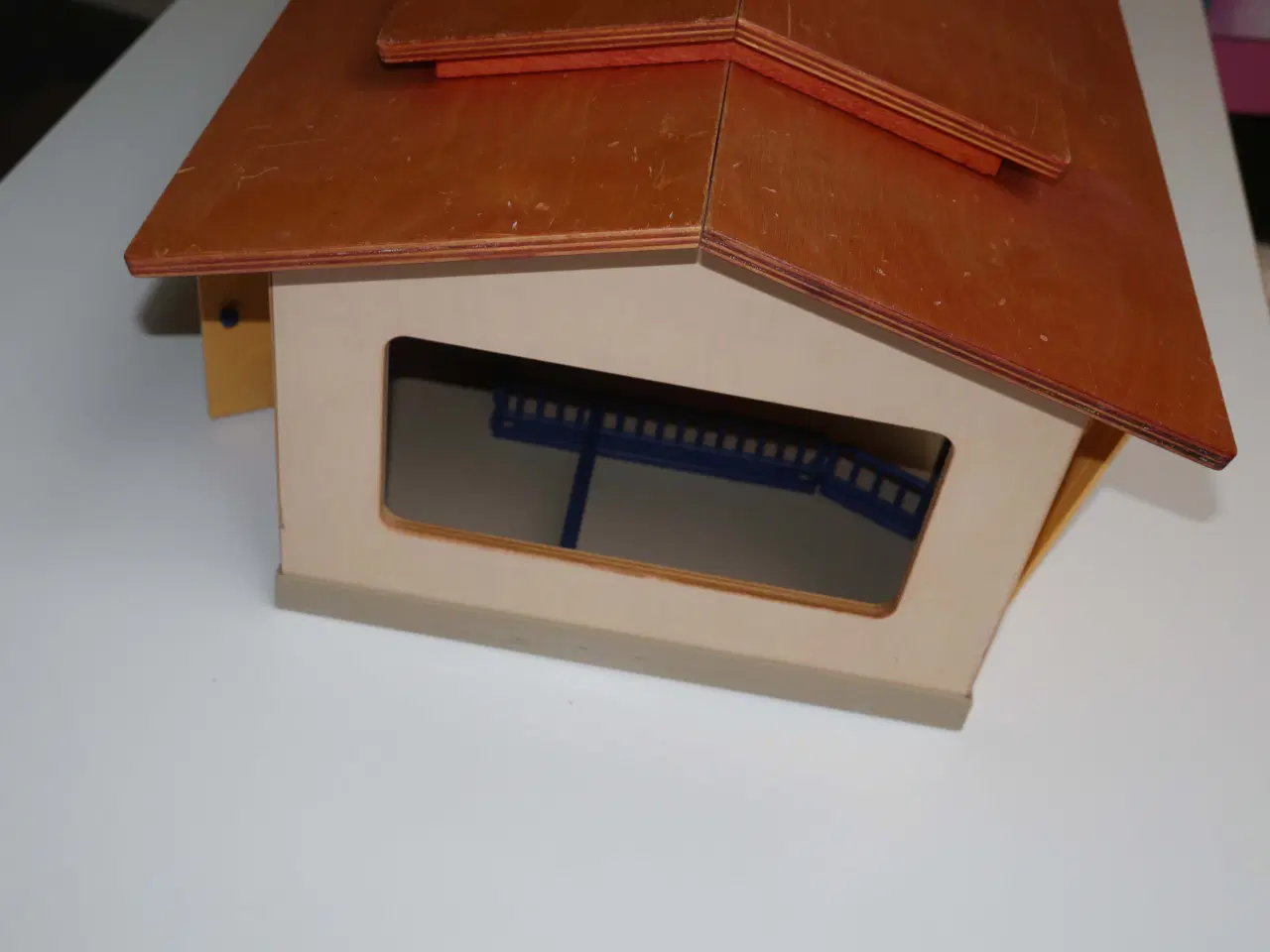 Billede 4 - Udgået Schleich stald (nr. 40165) brunlakeret tag