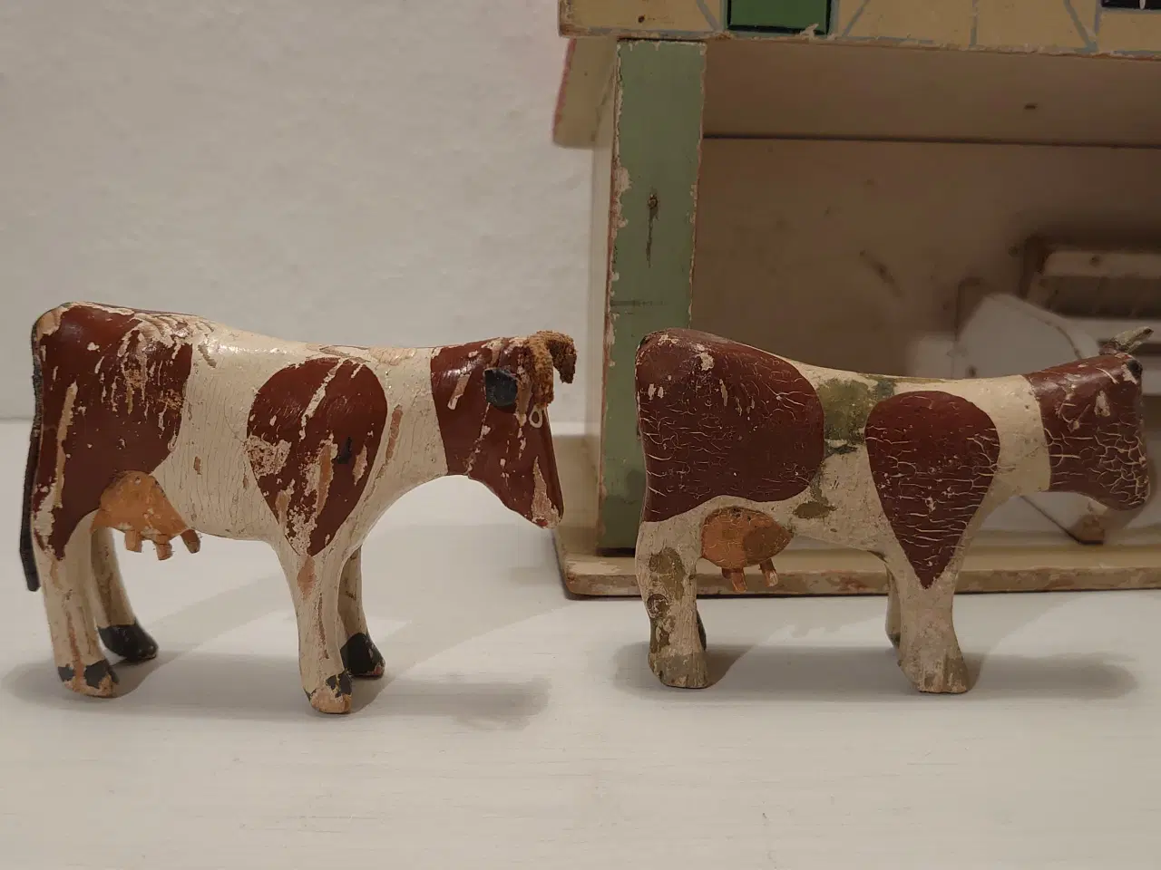 Billede 2 - Fængselslegetøj: 3 trædyr og stald. Ca 1933.