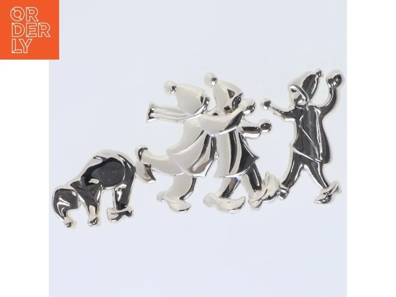 Billede 1 - Sølvfarvet juledekoration af figurer (str. 11,5x5 cm) fra Karen blixens jul