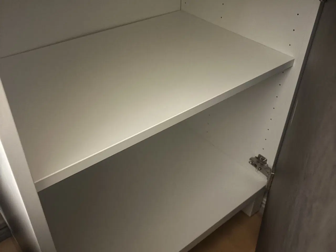 Billede 2 - Hvidt vitrineskab med Stone-look låger