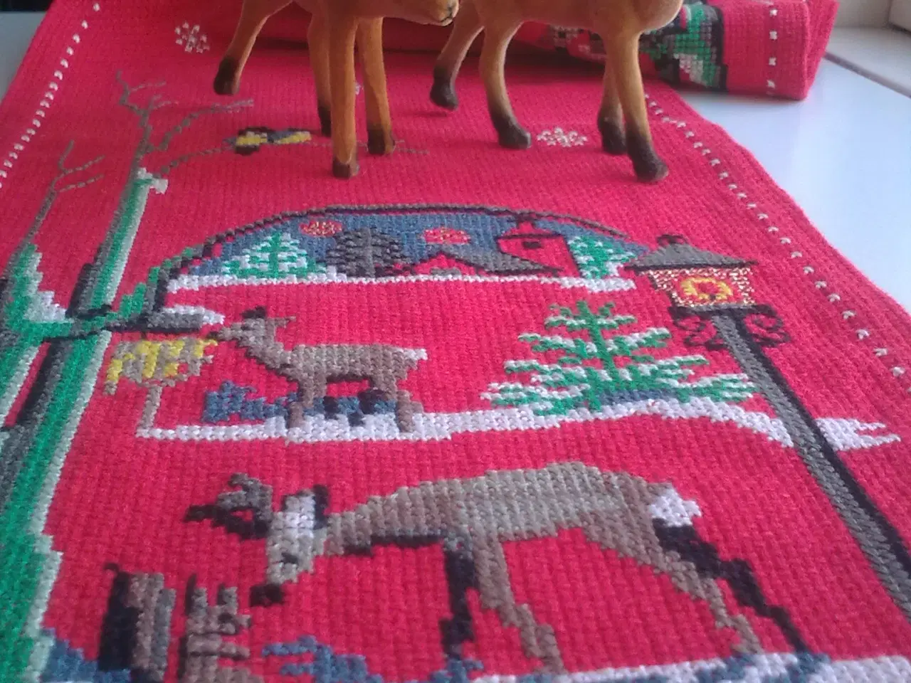 Billede 8 - Rød bordløber m rådyr julebroderi lysedug