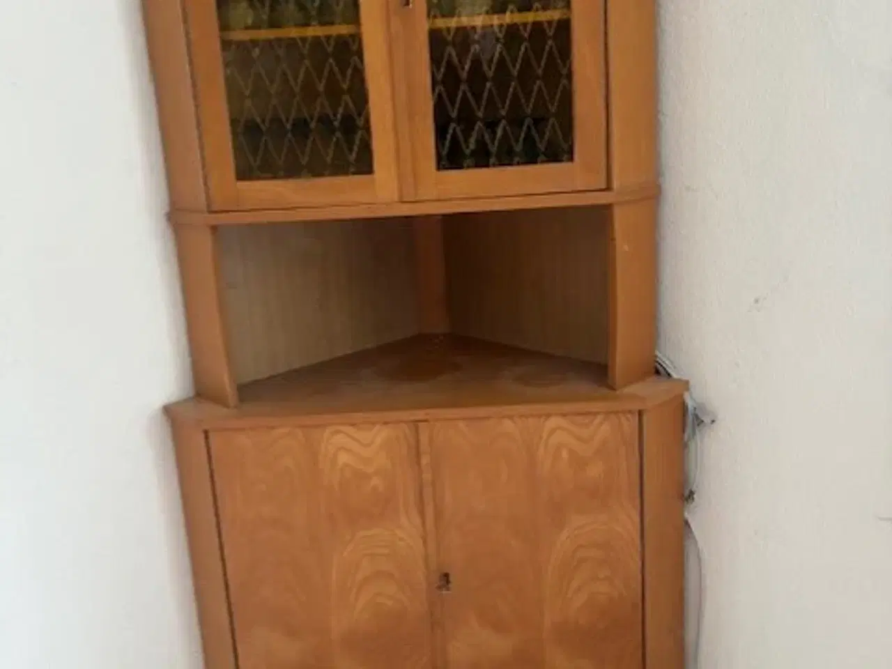 Billede 4 - Hjørneskab med glaslåger