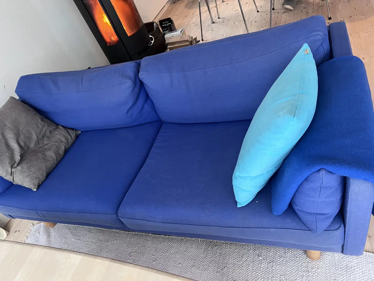 Billede 1 - Koboltblå sofa gives væk i dag