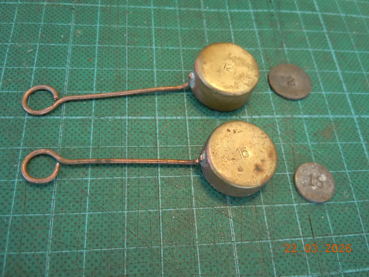 Billede 3 - Hærens Krudtværk, sæt krudtmål og vægtlodder.