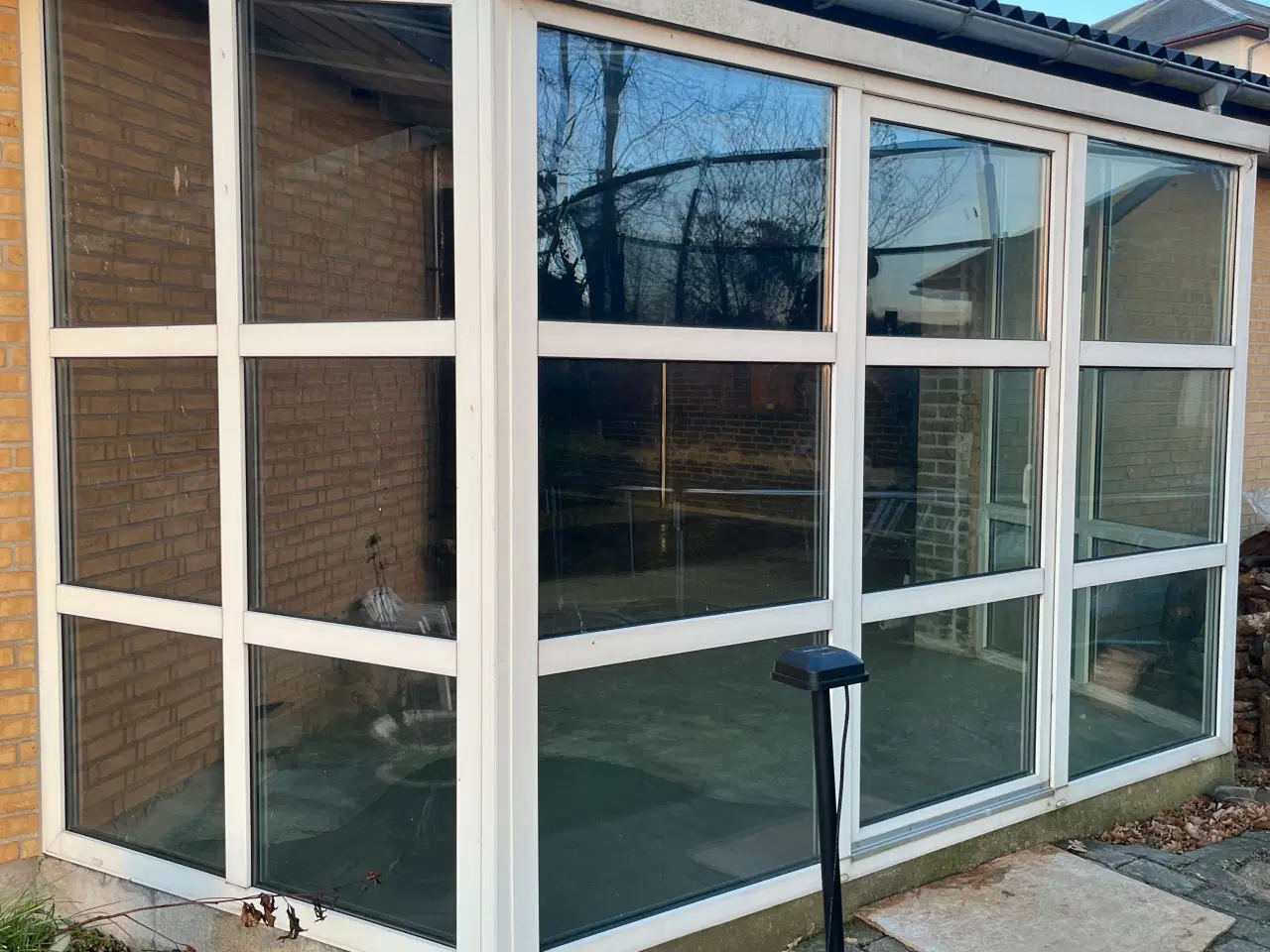 Billede 5 - Karnap i plast med vinduer og dør