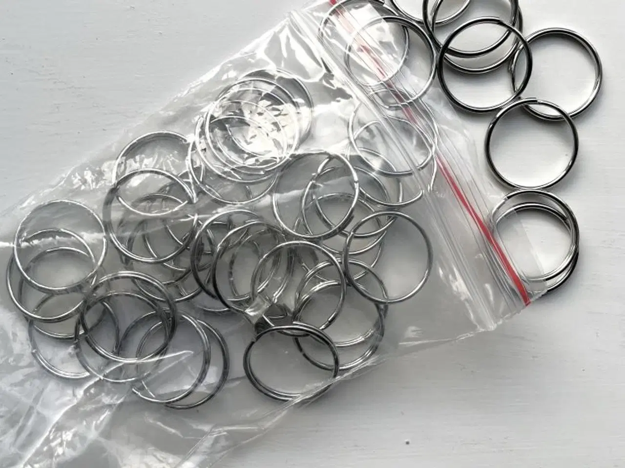 Billede 1 - Pose med 42 nøgleringe, der ikke har været brugt