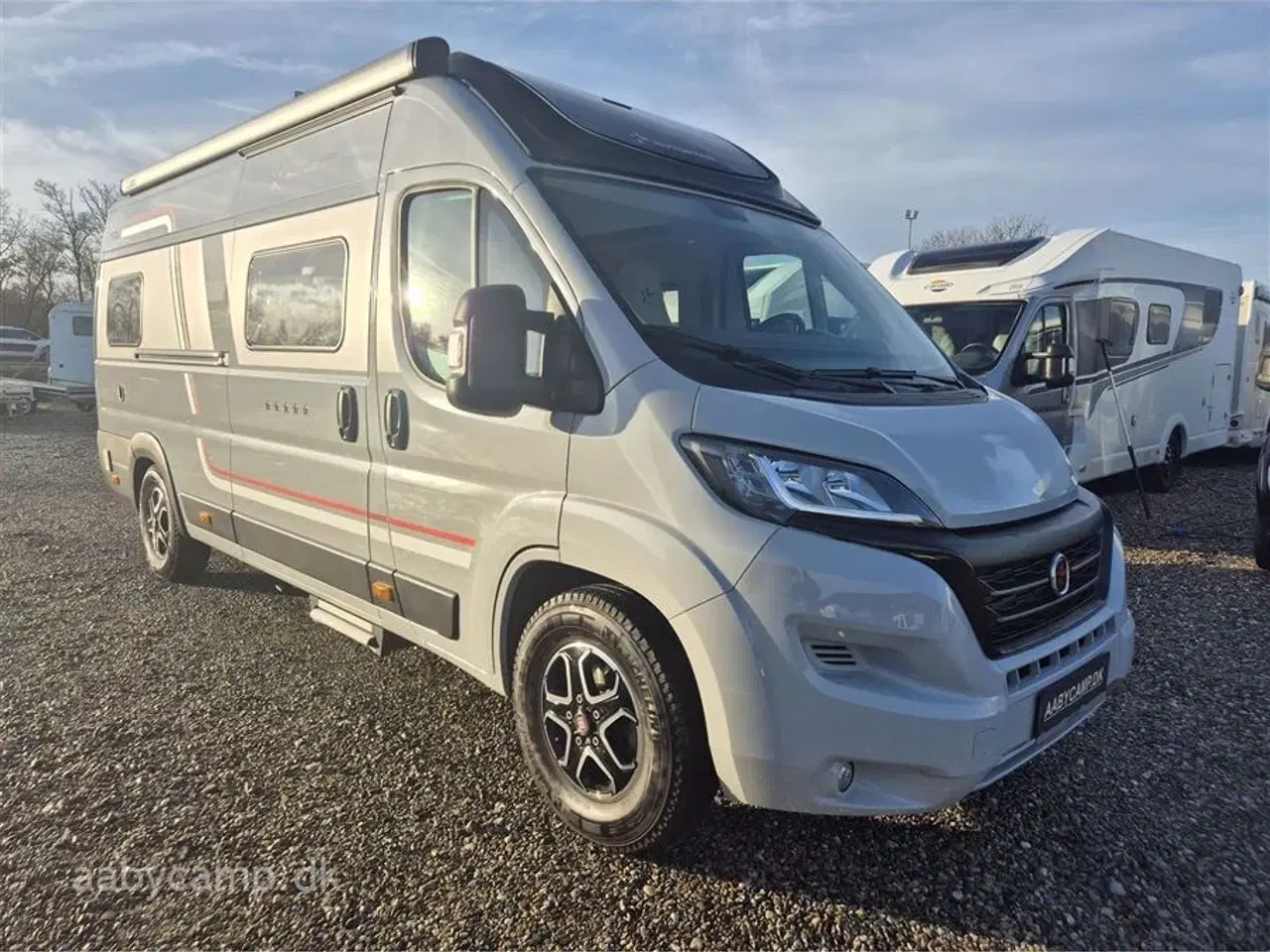 Billede 1 - 2024 - Autostar van V630LI Design Edition   Automatgear. markise. solceller. 200 Ah lithium batteri. 2000w inverter. maxxfan. Fyldegas. anhængertræk. undervognsbehandlet. Gasudtag. cykelstativ.