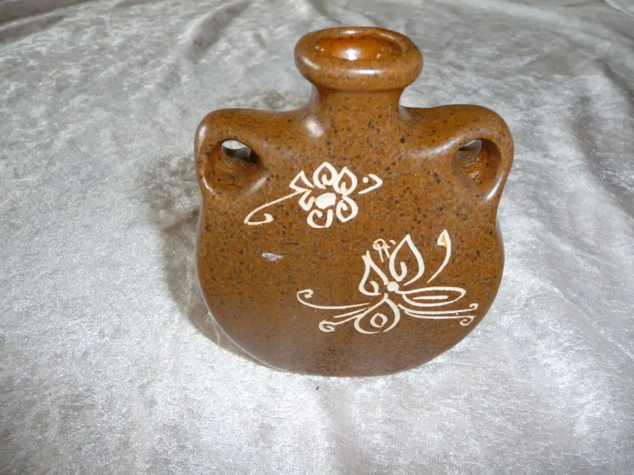 Billede 1 - lille brun vase med indgravering