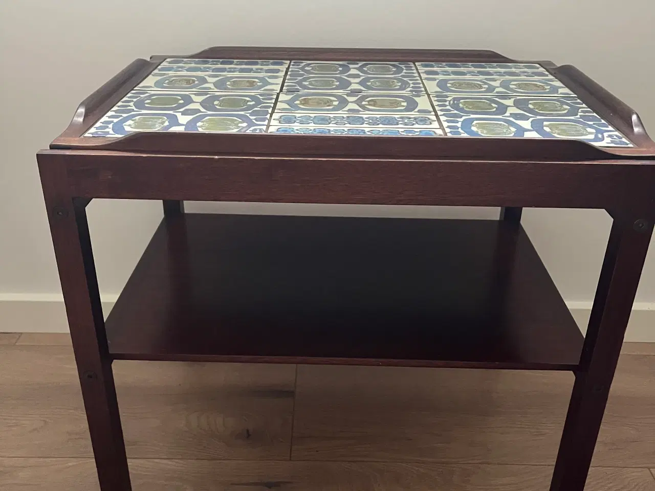 Billede 1 - Bakkebord med glaserede kakler