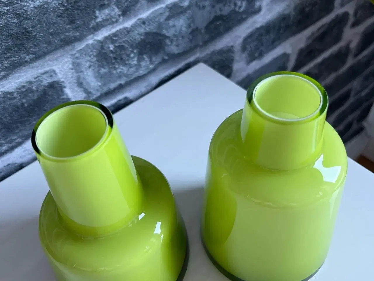 Billede 2 - 2 små søde grønne glas vaser 