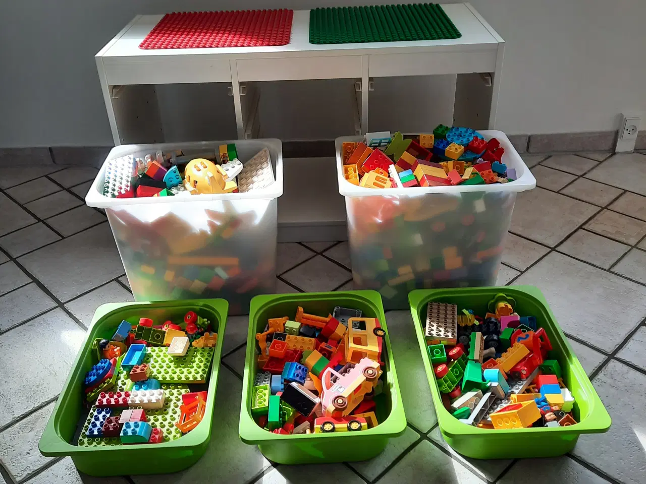 Billede 1 - Opbevaringsbord med masser af Lego Duplo