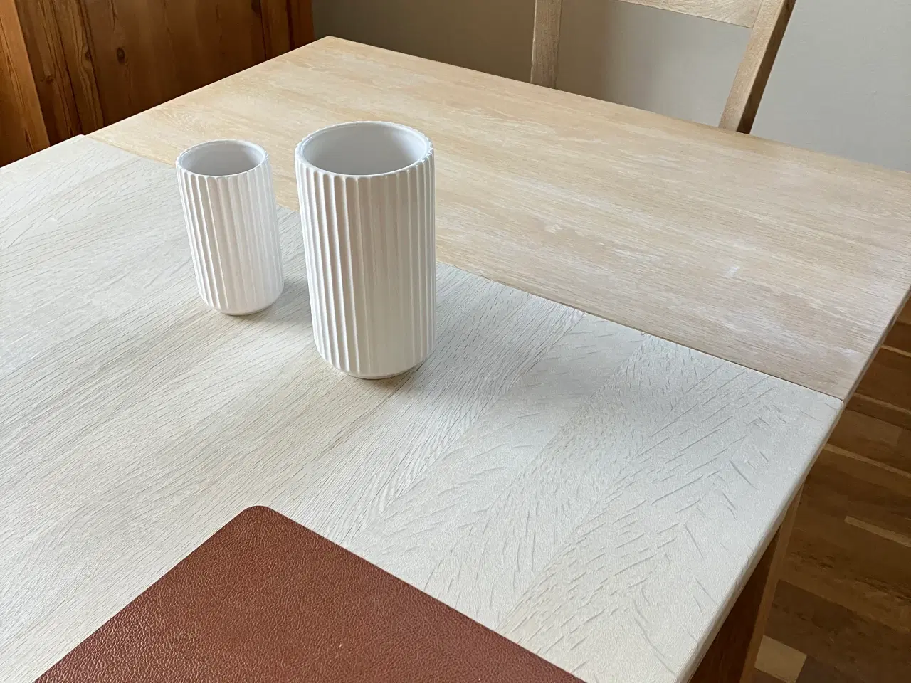 Billede 4 - Spisebord sæbebehandlet. Med 2 plader. 