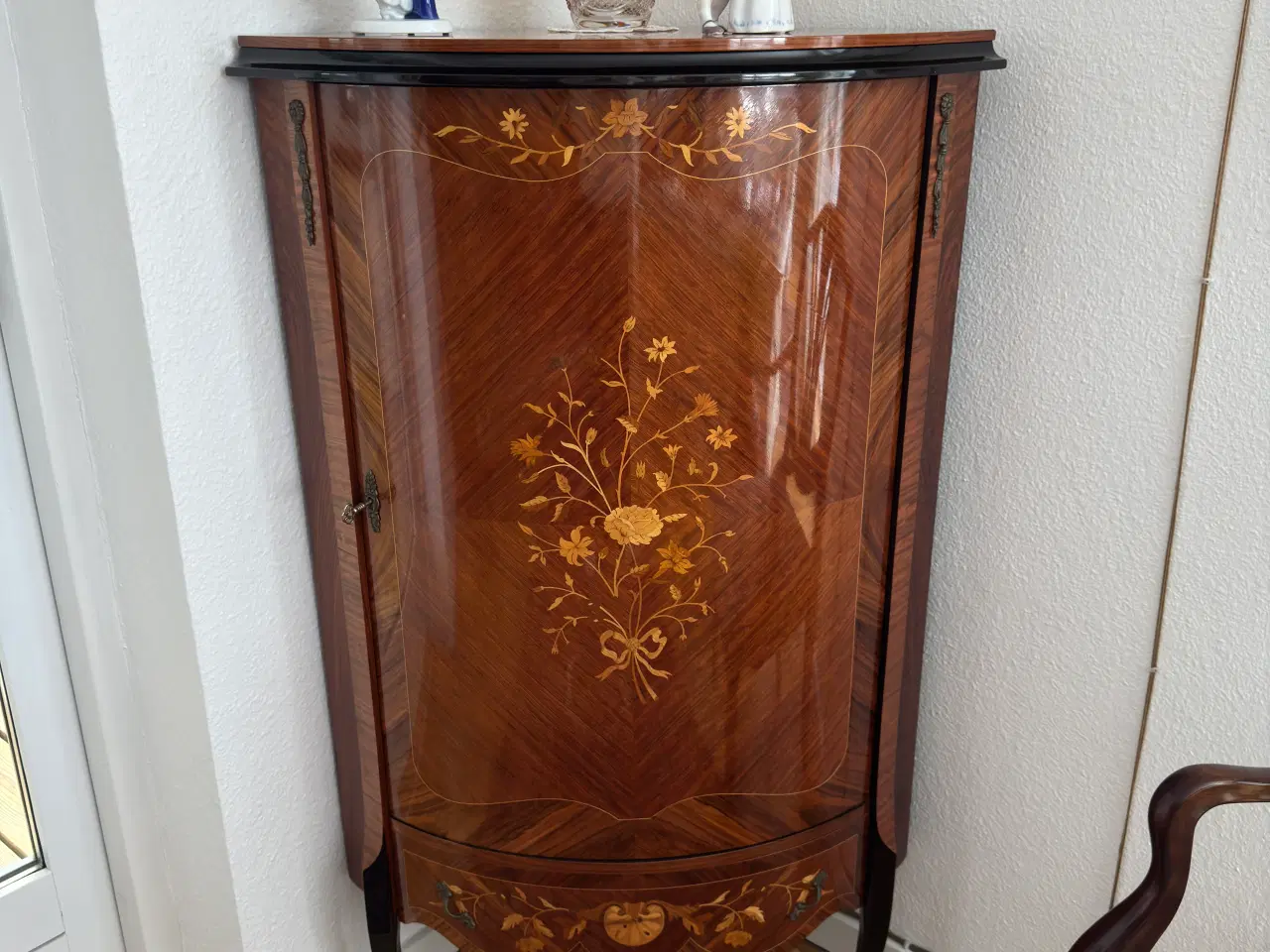 Billede 1 - Hjørneskab i mahogni med indlagt rosentræ 