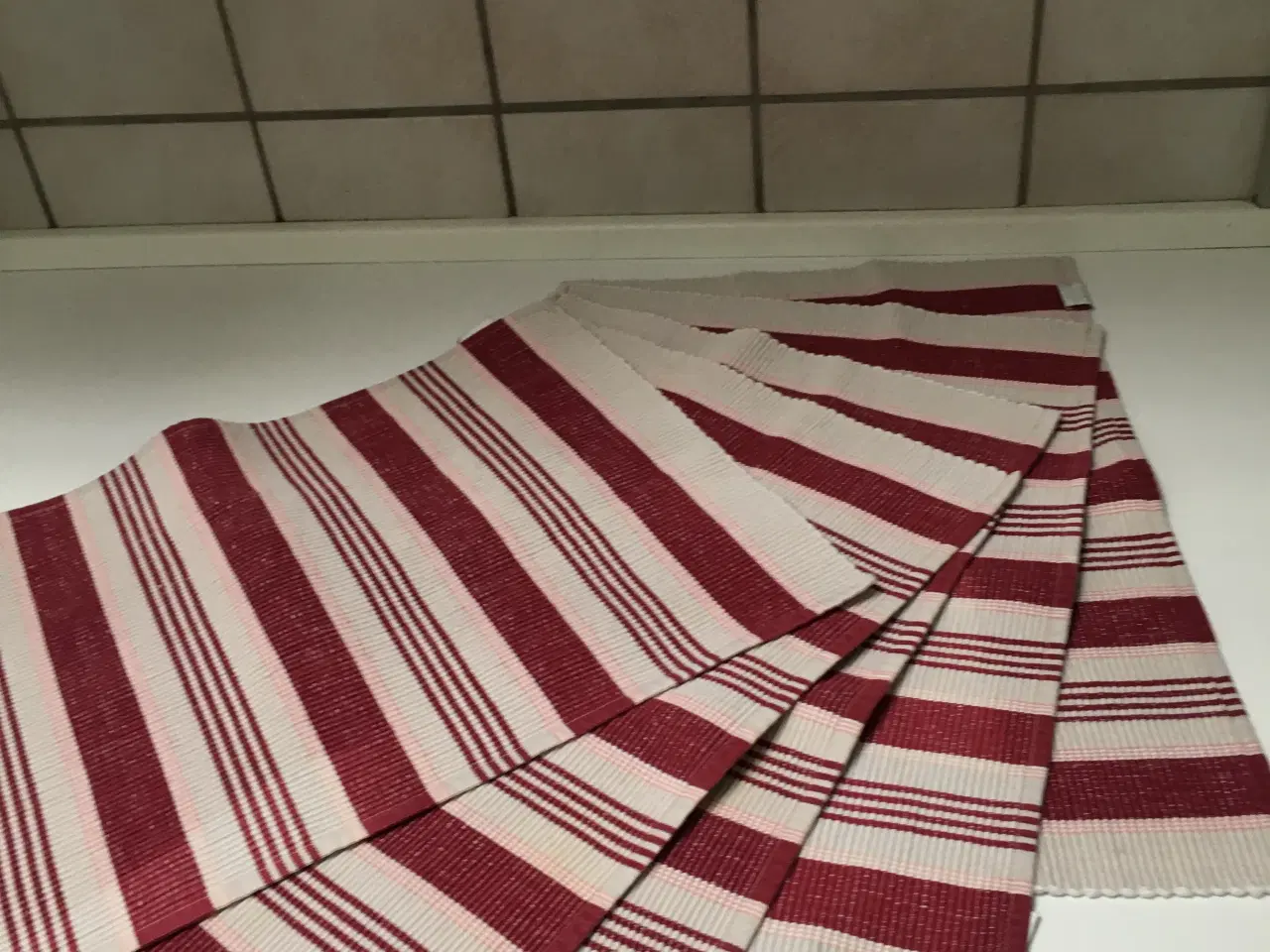 Billede 3 - Dækkeservietter i grøn /eller rød strib