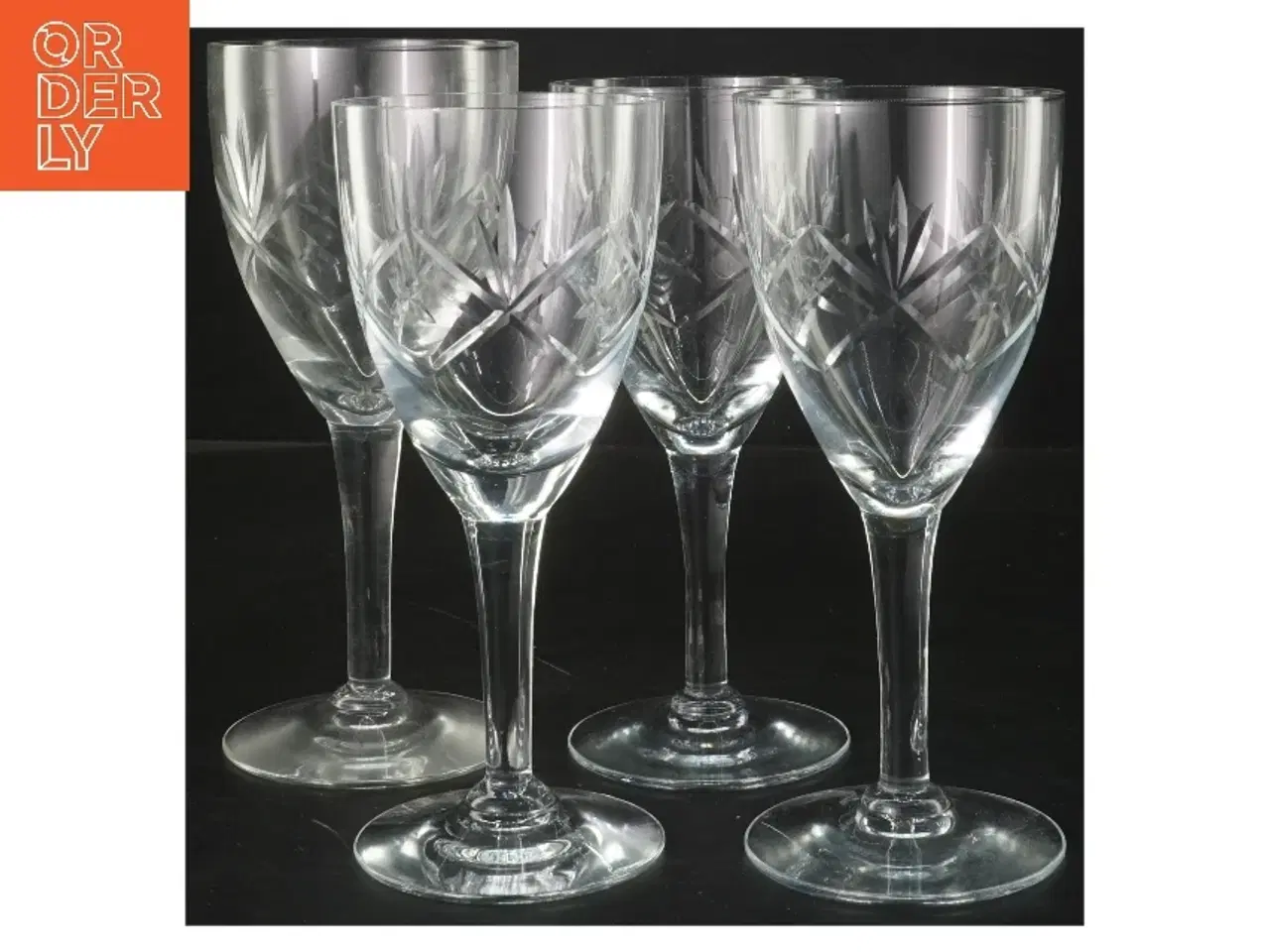 Billede 1 - Fire Ulla vinglas med mønster (str. 4 stk Ø 7,5 cm længde 17,5 cm)