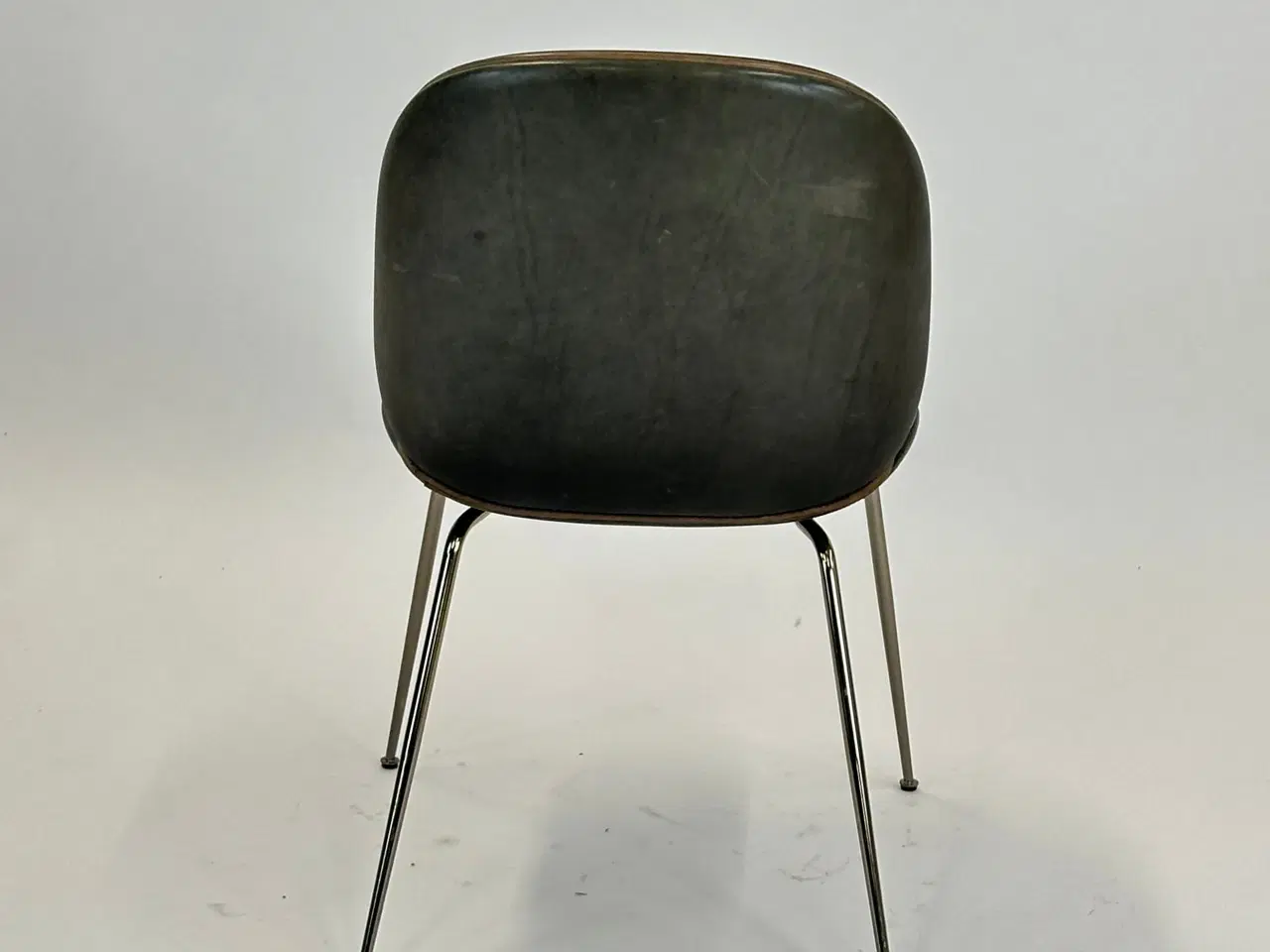 Billede 5 - GUBI | Beetle Chair (Grå m. brun kant)