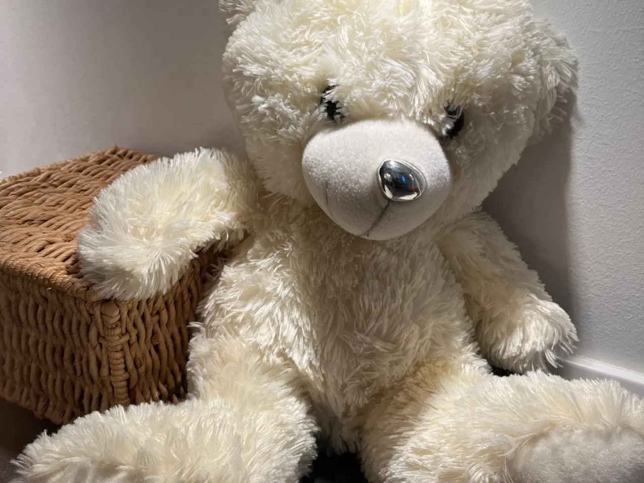 Billede 1 - Unik hvid krammebamse m/sølvfarvet næse og hjerter