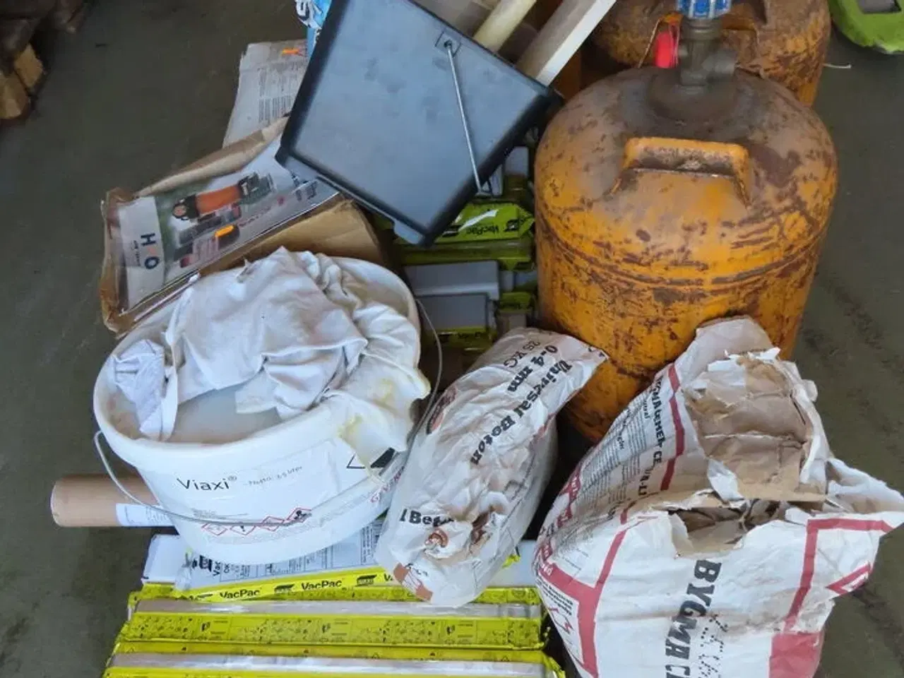 Billede 5 - Palle med indhold, gasflasker og materialer