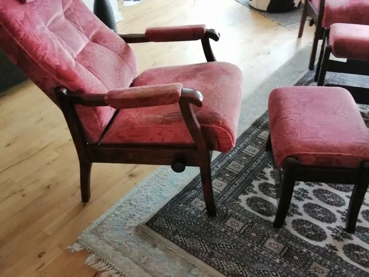 Billede 2 - Sofa ,2 stole og 2 fodskamler 