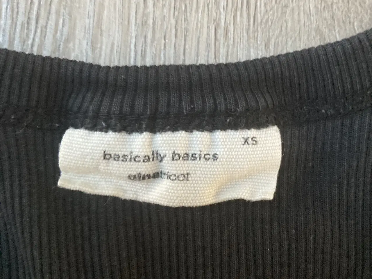 Billede 3 - Sort top i str. XS fra Gina Tricot
